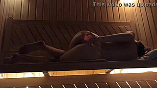 Holka s dokonalým tělem stříká v sauně růžovým dildem