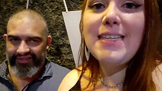 ג'ינג'ית BBW מצטרפת לשלישייה במסיבת חוף נודיסטים