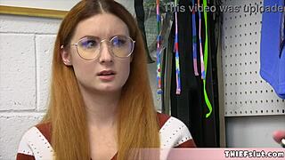 Diese nerdige Ladendiebin-Schlampe bekommt harte Muschi-Bestrafung.