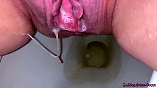 在厕所舔光我剃毛逼里的所有精液