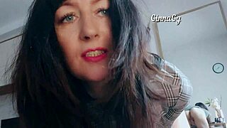 La Calda Brunetta Si Masturba la Fica Bagnata Non Depilata in Mutandine Trasparenti da Vicino