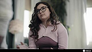 Ayah Tiri Berotot Bekukan Anak Tiri Manja untuk Orgasme Pertama Intens dengan Boneka Montok