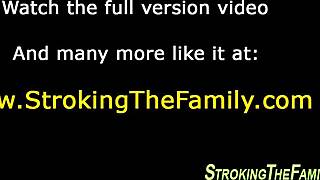 Η 18+ θετή κόρη μπαίνει κρυφά να πιπιλίσει τον πεθερό της αργά τη νύχτα