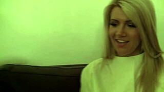 Blondynka ssie kutasa przez glory hole na szybko