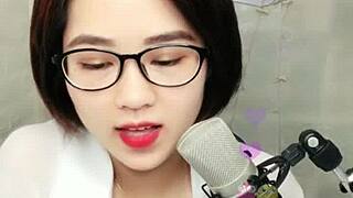 섹시한 한국 베이비가 짧은 머리로 Uplive에서 라이브스트리밍하는 것보다 더 핫한 게 뭐야?