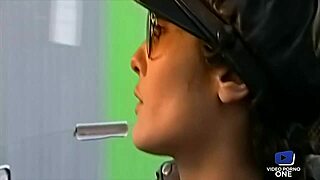 Busty asiatische Stiefmutter im Glory Hole Fick mit Stiefsohn in Waifu Academy.