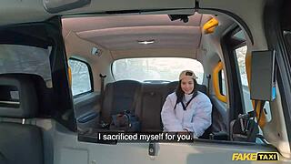 Nie Mogę Uwierzyć, Ta Seksowna Studentka Filmowa Zrobiła Dziki Seks Taśmę Ze Mną w Fałszywej Taksówce!