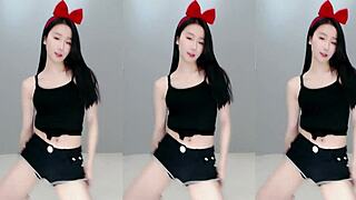 Gadis Cina Menari dengan Gerakan Seksi, Penari Cina Imut Mencuri Perhatian