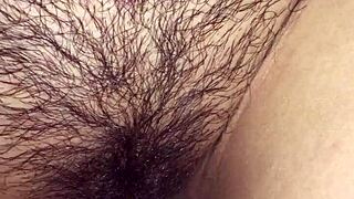 Štíhla brunetka čurá do nohavičiek počas horúcej sprchy kompilácie