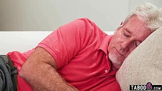 Malutka pasierbica Katie Kush pragnie młodszego 18+ ruchania przed ojczymem