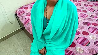 अह्ह, मेरी देसी गांव की साली पहली बार मुझे चूस रही है, बहुत वाइल्ड!