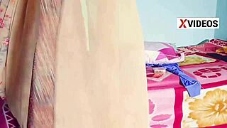 عاهرة بهابي تأخذ شرج قوي في وضع الكلب مع كريبي عملاق