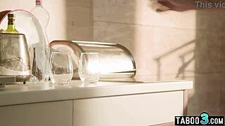 Perv Doktor befriedigt die Gelüste der anal-süchtigen MILF Shalina Devine