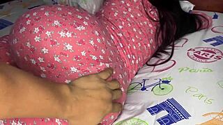 Hombre, el culo curvilíneo de mi hijastra de 18 años en jeans ajustados me vuelve loco