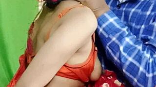 Seksowna indyjska bhabi w czerwonym sari dostaje mocno w dupę z jękami