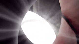 Девствената тесна пичка се пълни с кум в диви шепоти?