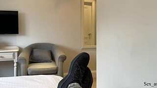 Macecha a syn trapně sdílí hotelový postel bez napětí