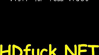 W tej historii młoda 18+ rosyjska laska daje idealnego lodzika, a potem jej mokra cipka zostaje mocno uderzona przez dużego kutasa