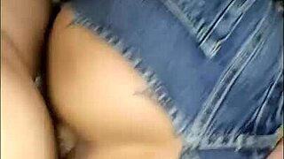 La copine de mon pote exhibe ses seins magnifiques et sa chatte serrée. Quel spectacle !