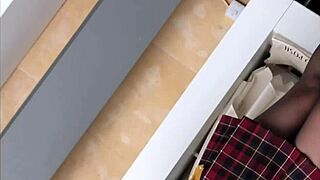 Szoknya alá kukkoló elkapja a nyilvános szoknyavillantást