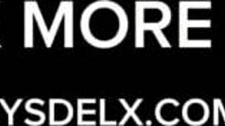 Azione veloce in bagno mentre amici aspettano con coppia latina