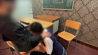 교실 섹스 - 남친 밖에 기다리는 동안 동급생이 여학생 사정하다