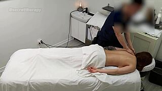 Pelayan Muda Alice Terima Urutan Interracial Panas di Spa