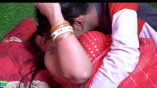 Indický tínedžer 18+ milenec šuká svoju krásnu tetu v hardcore tabu akcii bez toho, aby povedal nevlastnému synovi.