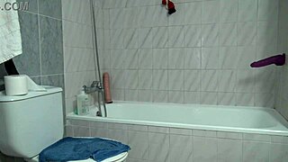 Perwersyjna rodzina! Macocha upokarza przed połknięciem spermy w scenie hardcore!