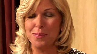 Elhiszed, hogy ez a szőke anyuka keményen szop egy MILF jelenetben?