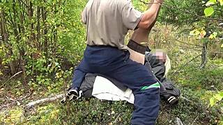 비즈니스 레이디가 야외 자연에서 훌리건에게 슬램 당하고 큰 자연 티츠 튕겨. 성숙한 여우가 열린 하늘 아래 거칠게 받아!