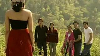 Forró ázsiai tini 18+ kültéri szex természetes cicikkel