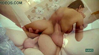 Мачката усеща спермата на стария мъж по циците си