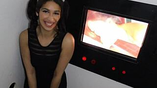 İnanamıyorum, Pigtail Kitty Gloryhole'da Sik Emiyor Mu?