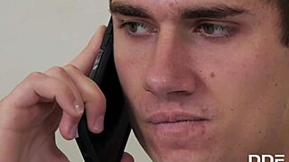 Σέξι MILF Anissa Kate απολαμβάνει υγρό μουνί γαμημένο σκληρά από πεινασμένο πατριό γιο