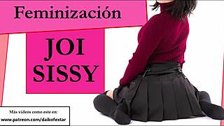 Je suis obsédé par le joi sissy en minijupe et jeu avec préservatif