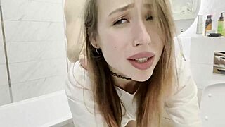 Nevlastný brat ma šuká tvrdo, kým sú rodičia vonku