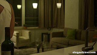 Λεσβίες νοικοκυρές γλείφουν κώλους παθιασμένα. Θέλεις να δεις να βουτούν τα δοντάκια;