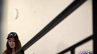 wow! seksi kurirka škropi močno v docsquirt ep 2