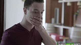 Stiefbruder, leck weiter meine junge 18+ Muschi, lass mich auf deiner Zunge kommen, sagt Anya Krey