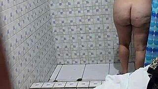 Skrytá kamera: Zrelá venezuelská suseda v sprche!