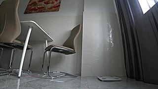 남편 출근 중에 아내가 친구랑 박아!