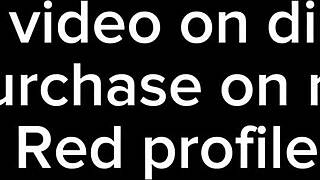 Sırıttı, Büyük Dildo Sikini Sıkı Kıçını Germek İçin Kaydırdı.