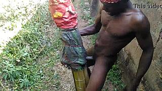 Najsilnejší veľký kokot na svete vystupuje na pódiu v hentai anime