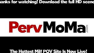 Ashley Fires zapeljuje pastorka z odprtimi nogami na kavču