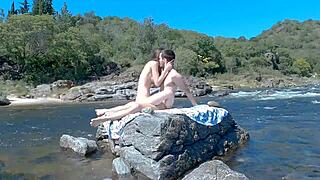 Sial! Seks publik berisiko di pantai dan bus dengan cumshot besar!