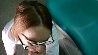 Doktor leszopja a páciens farkát a vizsgálaton, arcra végződve