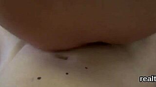 迷人捷克小猫被挑逗并在狂野POV中干