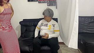 医生在继父旁边检查18岁女孩震惊场景！接下来呢？