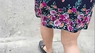 Madura upskirt na verejnosti, dočerta, dala to!